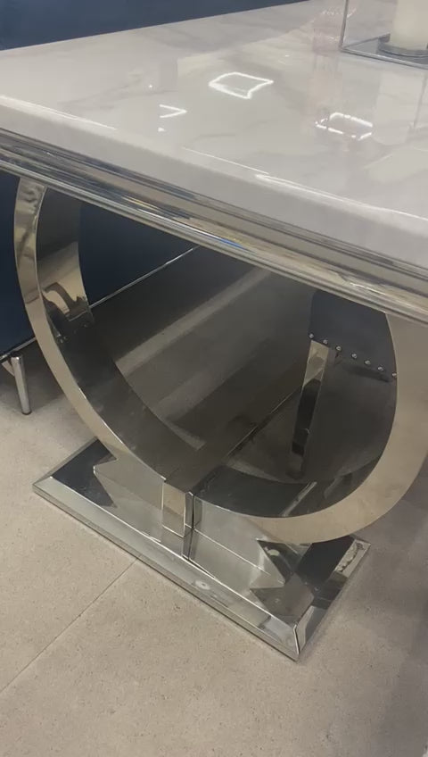 Arianna Marble Dining Table With Valentino Lion Knocker Chairs